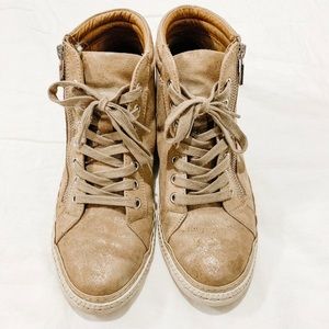 Sofft midtop leather sneaker in gold, size 7.5